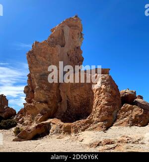 Scenic enorme roccia vulcanica insolita forma roccia rossa formazione scogliera nel deserto Atacama, Altiplano altopiano, Bolivia. Foto Stock