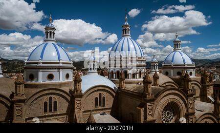 Aeiral Drone vista della Cupola della nuova Cattedrale di Cuenca Ecuador come si vede dal seminario. Foto Stock