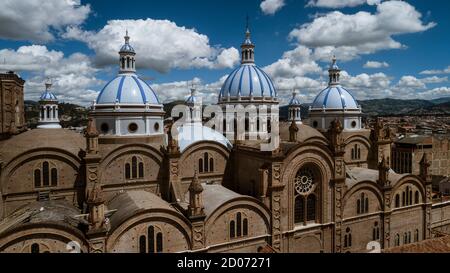 Aeiral Drone vista della Cupola della nuova Cattedrale di Cuenca Ecuador come si vede dal seminario. Foto Stock