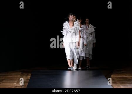 Parigi, Francia. 02 ottobre 2020. YOHJI YAMOTO SS21 Runway durante la settimana della Moda di Parigi Settembre 2020 - Parigi, Francia 02/10/2020 | Usage worldwide Credit: dpa/Alamy Live News Foto Stock