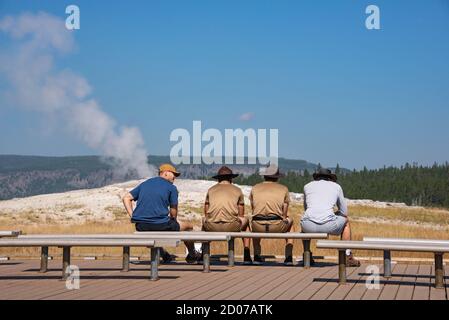 Godetevi Old Faithful, Upper Geyser Basin, Yellowstone National Park, Wyoming, USA Foto Stock