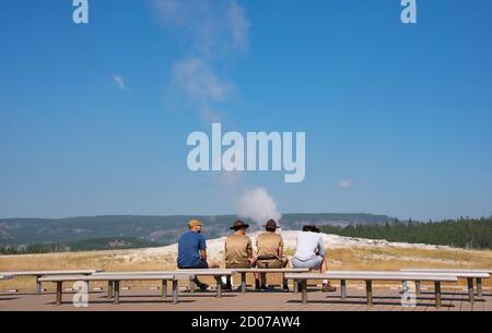 Godetevi Old Faithful, Upper Geyser Basin, Yellowstone National Park, Wyoming, USA Foto Stock