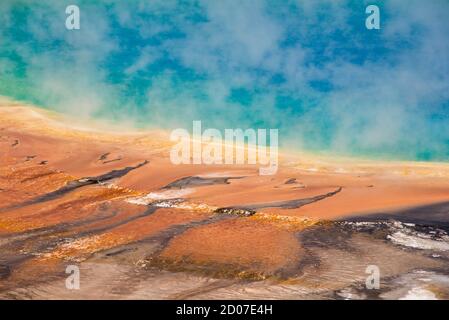 Le sorgenti termali calde Grand Prismatic, il bacino del Midway Geyser, il parco nazionale di Yellowstone, Wyoming, Stati Uniti Foto Stock