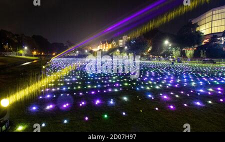 Bournemouth, Regno Unito. 2 ottobre 2020. La pioggia intensa si aggiunge allo spettacolo mentre gli artisti leggeri e sonori ITHACA Studio presentano il loro 'Sea of Light' nei giardini inferiori di Bournemouth, Dorset come parte del popolare festival annuale Arts by the Sea. Un pubblico socialmente distanziato ha potuto godere dello spettacolo che ha utilizzato un campo pixel-mappato di migliaia di sfere di luce e una composizione di musica surround-sound. Credit: Richard Crease/Alamy Live News Foto Stock