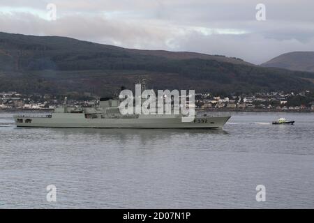 NRP Corte-Real (F332), una fregata di classe Vasco da Gama gestita dalla Marina portoghese, passando Gourock al suo arrivo per esercizio Joint Warrior 20-2, essendo scortata da MDP barra, un lancio di classe insulare utilizzato dal Ministero della polizia della Difesa. Foto Stock