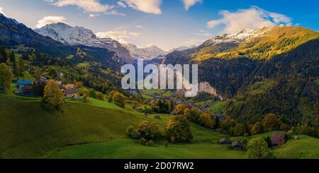 Veduta aerea dei villaggi svizzeri tradizionali nella valle di Lauterbrunnen Svizzera con colori autunnali Foto Stock