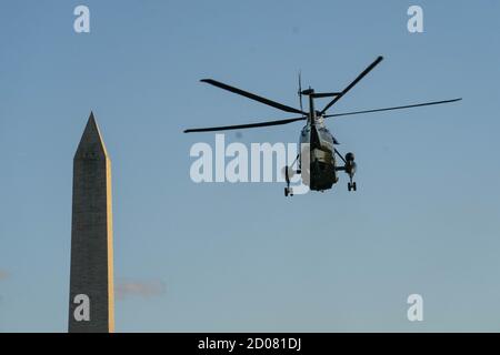 Washington, Stati Uniti. 02 ottobre 2020. Il presidente degli Stati Uniti Donald Trump parte dal South Lawn della Casa Bianca su Marine One a Washington, DC venerdì 2 ottobre 2020. Trump sarà portato al Walter Reed National Military Medical Center per essere trattato per Covid-19, ha detto la Casa Bianca. Trump e la First Lady Melania Trump hanno dato risultati positivi per il coronavirus. Foto di Sarah Silbiger/UPI Credit: UPI/Alamy Live News Foto Stock