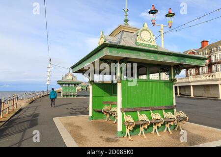 Un rifugio pubblico vittoriano sulla Promenade sul lungomare di Blackpool, Lancashire, Inghilterra, Regno Unito Foto Stock