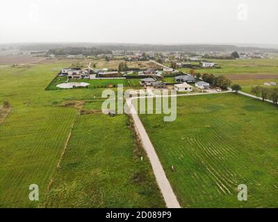 Veduta aerea del piccolo villaggio nel distretto di Kaunas, Lituania Foto Stock