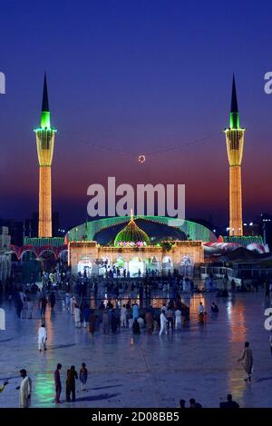 Una vista mozzafiato del santuario illuminato di Sufi San Syed Ali bin Osman al-Hajvery popolarmente noto come 'Data Ganj Bakhsh' con luci colorate, per i prossimi tre giorni 'Urs' celebrazione annuale (festival religioso) a Lahore il 02 ottobre 2020.Data Ganj Bakhsh era un sufi persiano e studioso durante l'XI secolo. Nacque a Ghazni, in Afghanistan (990 d.C.) durante l'Impero Ghaznavico e si stabilì e morì a Lahore, diffondendo l'Islam nell'Asia meridionale. Durante il festival il santuario è illuminato con candele e luci, il cibo donato è preparato per il popolo e Sufis danza e suonare musica per ore.A. Foto Stock