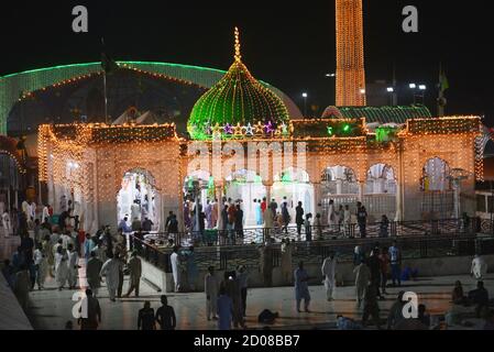 Una vista mozzafiato del santuario illuminato di Sufi San Syed Ali bin Osman al-Hajvery popolarmente noto come 'Data Ganj Bakhsh' con luci colorate, per i prossimi tre giorni 'Urs' celebrazione annuale (festival religioso) a Lahore il 02 ottobre 2020.Data Ganj Bakhsh era un sufi persiano e studioso durante l'XI secolo. Nacque a Ghazni, in Afghanistan (990 d.C.) durante l'Impero Ghaznavico e si stabilì e morì a Lahore, diffondendo l'Islam nell'Asia meridionale. Durante il festival il santuario è illuminato con candele e luci, il cibo donato è preparato per il popolo e Sufis danza e suonare musica per ore.A. Foto Stock