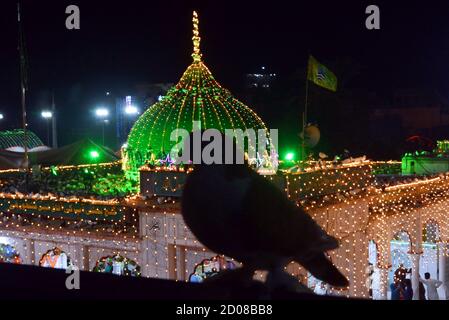 Una vista mozzafiato del santuario illuminato di Sufi San Syed Ali bin Osman al-Hajvery popolarmente noto come 'Data Ganj Bakhsh' con luci colorate, per i prossimi tre giorni 'Urs' celebrazione annuale (festival religioso) a Lahore il 02 ottobre 2020.Data Ganj Bakhsh era un sufi persiano e studioso durante l'XI secolo. Nacque a Ghazni, in Afghanistan (990 d.C.) durante l'Impero Ghaznavico e si stabilì e morì a Lahore, diffondendo l'Islam nell'Asia meridionale. Durante il festival il santuario è illuminato con candele e luci, il cibo donato è preparato per il popolo e Sufis danza e suonare musica per ore.A. Foto Stock