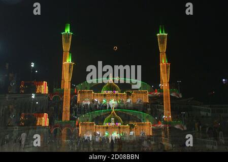 Una vista mozzafiato del santuario illuminato di Sufi San Syed Ali bin Osman al-Hajvery popolarmente noto come 'Data Ganj Bakhsh' con luci colorate, per i prossimi tre giorni 'Urs' celebrazione annuale (festival religioso) a Lahore il 02 ottobre 2020.Data Ganj Bakhsh era un sufi persiano e studioso durante l'XI secolo. Nacque a Ghazni, in Afghanistan (990 d.C.) durante l'Impero Ghaznavico e si stabilì e morì a Lahore, diffondendo l'Islam nell'Asia meridionale. Durante il festival il santuario è illuminato con candele e luci, il cibo donato è preparato per il popolo e Sufis danza e suonare musica per ore.A. Foto Stock