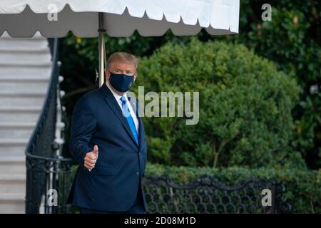 Il presidente degli Stati Uniti Donald Trump cammina lungo il prato sud della Casa Bianca prima di salire a bordo di Marine One a Washington, DC, Stati Uniti, venerdì 2 ottobre 2020. Trump sarà portato al Walter Reed National Military Medical Center per essere trattato per Covid-19, ha detto la Casa Bianca. Credit: Sarah Silbiger/Pool via CNP /MediaPunch Foto Stock