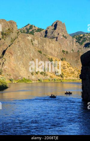 i navigatori che pescano sul fiume missouri sotto le scogliere vicino dearborn, montana Foto Stock