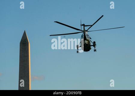 Washington, DC, Stati Uniti. 2 Ott 2020. Il presidente degli Stati Uniti Donald Trump parte dal South Lawn della Casa Bianca su Marine One a Washington, DC, Stati Uniti, venerdì 2 ottobre 2020. Trump sarà portato al Walter Reed National Military Medical Center per essere trattato per Covid-19, ha detto la Casa Bianca. Credit: Sarah Silbiger/Pool via CNP | Usage worldwide Credit: dpa/Alamy Live News Foto Stock