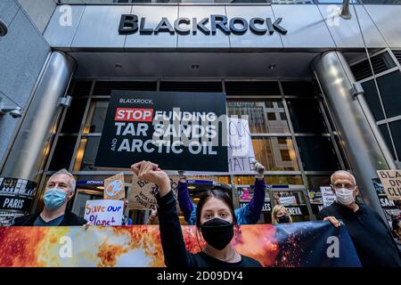 STATI UNITI. 02 ottobre 2020. Gli attivisti ambientalisti della "Stop the Money Pipeline Coalition" hanno tenuto una serie di dimostrazioni fuori dalla sede centrale di JPMorgan Chase e dagli uffici di BlackRock a New York il 2 ottobre 2020 per protestare contro la partecipazione di entrambe le società alla distruzione della foresta pluviale amazzonica, per protestare - secondo il gruppo - contro il loro sconsiderata finanziamento dei combustibili fossili, chiedere loro di disinvestire dai combustibili fossili e di smettere di finanziare il caos climatico. (Foto di Erik McGregor/Sipa USA) Credit: Sipa USA/Alamy Live News Foto Stock