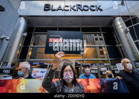 STATI UNITI. 02 ottobre 2020. Gli attivisti ambientalisti della "Stop the Money Pipeline Coalition" hanno tenuto una serie di dimostrazioni fuori dalla sede centrale di JPMorgan Chase e dagli uffici di BlackRock a New York il 2 ottobre 2020 per protestare contro la partecipazione di entrambe le società alla distruzione della foresta pluviale amazzonica, per protestare - secondo il gruppo - contro il loro sconsiderata finanziamento dei combustibili fossili, chiedere loro di disinvestire dai combustibili fossili e di smettere di finanziare il caos climatico. (Foto di Erik McGregor/Sipa USA) Credit: Sipa USA/Alamy Live News Foto Stock