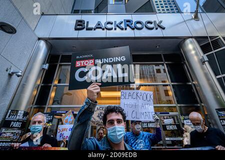 STATI UNITI. 02 ottobre 2020. Gli attivisti ambientalisti della "Stop the Money Pipeline Coalition" hanno tenuto una serie di dimostrazioni fuori dalla sede centrale di JPMorgan Chase e dagli uffici di BlackRock a New York il 2 ottobre 2020 per protestare contro la partecipazione di entrambe le società alla distruzione della foresta pluviale amazzonica, per protestare - secondo il gruppo - contro il loro sconsiderata finanziamento dei combustibili fossili, chiedere loro di disinvestire dai combustibili fossili e di smettere di finanziare il caos climatico. (Foto di Erik McGregor/Sipa USA) Credit: Sipa USA/Alamy Live News Foto Stock