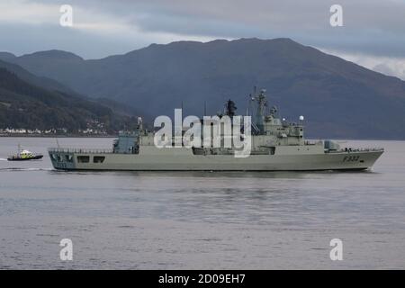 NRP Corte-Real (F332), una fregata di classe Vasco da Gama gestita dalla Marina portoghese, passando Gourock al suo arrivo per esercizio Joint Warrior 20-2, essendo scortata da MDP barra, un lancio di classe insulare utilizzato dal Ministero della polizia della Difesa. Foto Stock