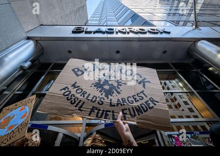 STATI UNITI. 02 ottobre 2020. Gli attivisti ambientalisti della "Stop the Money Pipeline Coalition" hanno tenuto una serie di dimostrazioni fuori dalla sede centrale di JPMorgan Chase e dagli uffici di BlackRock a New York il 2 ottobre 2020 per protestare contro la partecipazione di entrambe le società alla distruzione della foresta pluviale amazzonica, per protestare - secondo il gruppo - contro il loro sconsiderata finanziamento dei combustibili fossili, chiedere loro di disinvestire dai combustibili fossili e di smettere di finanziare il caos climatico. (Foto di Erik McGregor/Sipa USA) Credit: Sipa USA/Alamy Live News Foto Stock