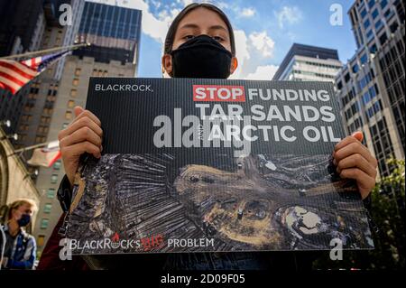 STATI UNITI. 02 ottobre 2020. Gli attivisti ambientalisti della "Stop the Money Pipeline Coalition" hanno tenuto una serie di dimostrazioni fuori dalla sede centrale di JPMorgan Chase e dagli uffici di BlackRock a New York il 2 ottobre 2020 per protestare contro la partecipazione di entrambe le società alla distruzione della foresta pluviale amazzonica, per protestare - secondo il gruppo - contro il loro sconsiderata finanziamento dei combustibili fossili, chiedere loro di disinvestire dai combustibili fossili e di smettere di finanziare il caos climatico. (Foto di Erik McGregor/Sipa USA) Credit: Sipa USA/Alamy Live News Foto Stock