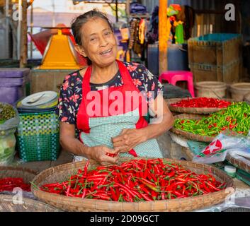 Sukhothai, Tahiland - 2019-03-06 - Fornitore Jalapeno Ride al mercato. Foto Stock