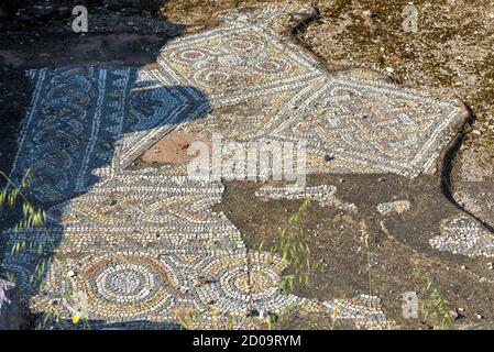 Mosaico greco antico in Biblioteca di Adriano, Atene, Grecia. Bel pavimento ornamentale a motivi geometrici in vecchie rovine sfondo. Resti di architettura di cla Foto Stock