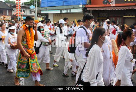 Phuket Town / Thailandia - 7 ottobre 2019: Phuket Vegetarian Festival o Nine Emperor Gods Festival processione di strada, devoti cinesi thailandesi Foto Stock