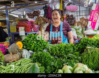 Sukhothai, Tahiland - 2019-03-06 - venditore vegetali Ride al mercato. Foto Stock