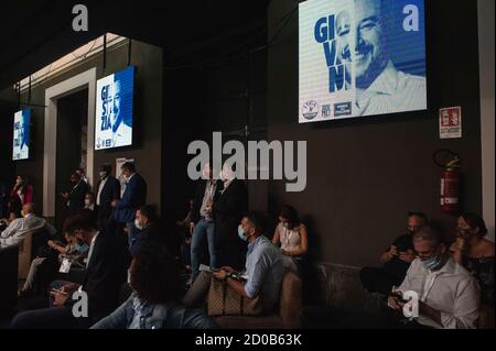 Catania, Italia. 02 ottobre 2020. Persone in attesa di interventi durante l'incontro.il Partito della Lega di destra e populista tiene un incontro di tre giorni in cui ha parlato della "libertà" a Catania prima del loro leader, l'audizione preliminare di Matteo Salvini. In qualità di ex ministro degli interni, Matteo Salvini sarà presente in tribunale per aver detenato illegalmente i migranti in mare sulla guardia costiera italiana Gregoretti, bloccando lo sbarco di 131 migranti il 27 e 31 luglio 2019. Salvini potrebbe affrontare 15 anni di carcere. Credit: SOPA Images Limited/Alamy Live News Foto Stock