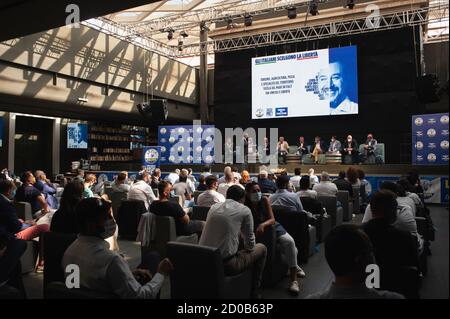 Catania, Italia. 02 ottobre 2020. Persone viste durante l'incontro. Il partito della Lega di destra e populista tiene un incontro di tre giorni in cui ha parlato della "libertà" a Catania davanti al loro leader, l'audizione preliminare di Matteo Salvini. In qualità di ex ministro degli interni, Matteo Salvini sarà presente in tribunale per aver detenato illegalmente i migranti in mare sulla guardia costiera italiana Gregoretti, bloccando lo sbarco di 131 migranti il 27 e 31 luglio 2019. Salvini potrebbe affrontare 15 anni di carcere. Credit: SOPA Images Limited/Alamy Live News Foto Stock