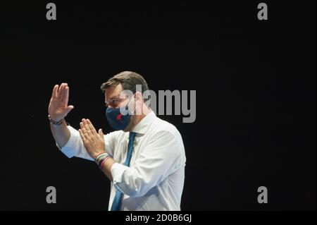 Catania, Italia. 02 ottobre 2020. Matteo Salvini, parlando durante l'incontro, il Partito della Lega di destra e populista tiene un incontro di tre giorni in cui ha parlato della "libertà" a Catania prima del loro leader, l'audizione preliminare di Matteo Salvini. In qualità di ex ministro degli interni, Matteo Salvini sarà presente in tribunale per aver detenato illegalmente i migranti in mare sulla guardia costiera italiana Gregoretti, bloccando lo sbarco di 131 migranti il 27 e 31 luglio 2019. Salvini potrebbe affrontare 15 anni di carcere. Credit: SOPA Images Limited/Alamy Live News Foto Stock