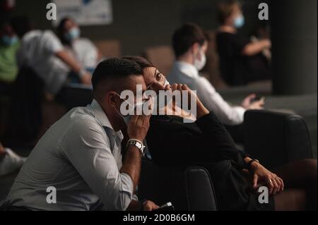 Catania, Italia. 02 ottobre 2020. La gente si parla l'una con l'altra durante l'incontro.il partito della Lega di destra e populista tiene un incontro di tre giorni in cui ha parlato della "libertà" a Catania prima del loro leader, l'audizione preliminare di Matteo Salvini. In qualità di ex ministro degli interni, Matteo Salvini sarà presente in tribunale per aver detenato illegalmente i migranti in mare sulla guardia costiera italiana Gregoretti, bloccando lo sbarco di 131 migranti il 27 e 31 luglio 2019. Salvini potrebbe affrontare 15 anni di carcere. Credit: SOPA Images Limited/Alamy Live News Foto Stock