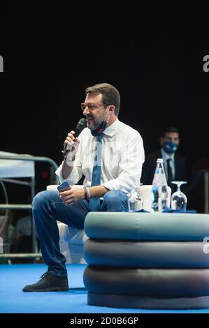 Catania, Italia. 02 ottobre 2020. Matteo Salvini, parlando durante l'incontro, il Partito della Lega di destra e populista tiene un incontro di tre giorni in cui ha parlato della "libertà" a Catania prima del loro leader, l'audizione preliminare di Matteo Salvini. In qualità di ex ministro degli interni, Matteo Salvini sarà presente in tribunale per aver detenato illegalmente i migranti in mare sulla guardia costiera italiana Gregoretti, bloccando lo sbarco di 131 migranti il 27 e 31 luglio 2019. Salvini potrebbe affrontare 15 anni di carcere. Credit: SOPA Images Limited/Alamy Live News Foto Stock