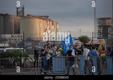 Catania, Italia. 02 ottobre 2020. Un banner che cita "Put Me on Trial Too" durante l'incontro.il partito della Lega di destra e populista tiene un incontro di tre giorni in cui ha parlato della "libertà" a Catania davanti al loro leader, l'audizione preliminare di Matteo Salvini. In qualità di ex ministro degli interni, Matteo Salvini sarà presente in tribunale per aver detenato illegalmente i migranti in mare sulla guardia costiera italiana Gregoretti, bloccando lo sbarco di 131 migranti il 27 e 31 luglio 2019. Salvini potrebbe affrontare 15 anni di carcere. Credit: SOPA Images Limited/Alamy Live News Foto Stock