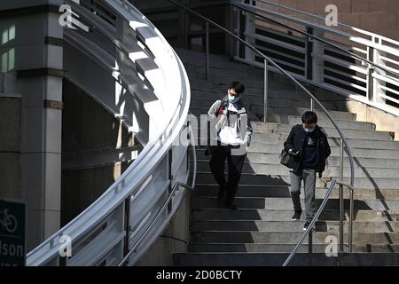 New York City, Stati Uniti. 02 ottobre 2020. Gli studenti della Stuyvesant High School camminano lungo i gradini del ponte Tribeca fino a Chambers Street, New York, NY, 2 ottobre 2020. New York City Public High Schools ha riaperto per l'insegnamento di persona il 1 ottobre, la terza e ultima fase per la riapertura di tutte le scuole, dalla Pre-k alle High Schools con l'uso obbligatorio di maschere, una migliore ventilazione e controllo della temperatura. (Anthony Behar/Sipa USA) Credit: Sipa USA/Alamy Live News Foto Stock