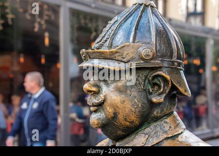 BUDAPEST, UNGHERIA - 9 OTTOBRE 2016: Frammento di una statua di un poliziotto grasso del XIX secolo a Budapest Foto Stock