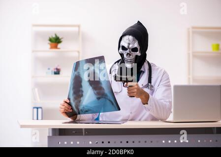 Medico del diavolo maschile radiologo che lavora in clinica Foto Stock