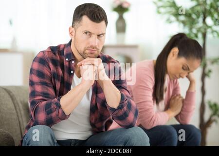 coppia sul divano ignorandosi l'un l'altro dopo un argomento Foto Stock