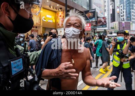 Hong Kong, Isola di Hong Kong, Cina. 1 ottobre 2020. Un uomo si oppone a un poliziotto in rivolta durante una protesta vietata a Hong Kong, in Cina, il 1° ottobre 2020. La polizia ha dispiegato 6,000 ufficiali durante il 71° anniversario della Giornata Nazionale della Cina per contrastare qualsiasi protesta e assemblea illegale a Hong Kong. Credit: Miguel candela/SOPA Images/ZUMA Wire/Alamy Live News Foto Stock