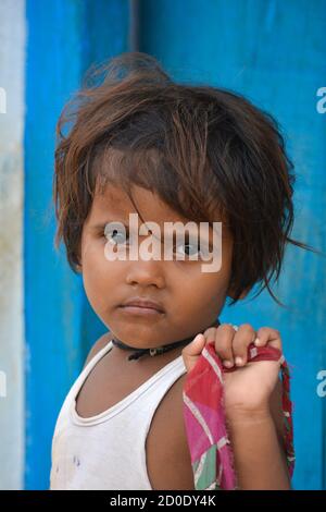 TIKAMGARH, MADHYA PRADESH, INDIA - 14 SETTEMBRE 2020: Ritratto di una bambina sorridente felice. Foto Stock