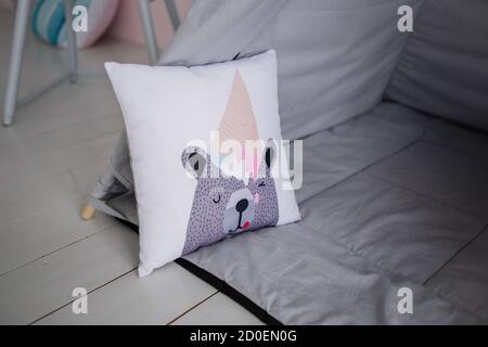 un cuscino grigio nel vivaio sul letto Foto Stock