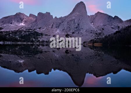 Dawn presso lo splendido Cirque of Towers, visto dal lago Lonesome, Wind River Range, Wyoming, USA Foto Stock