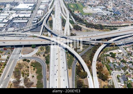 Incrocio tra Century San Diego Freeway e l'autostrada Los Angeles Strade traffico America città aereo vista dall'alto foto Foto Stock