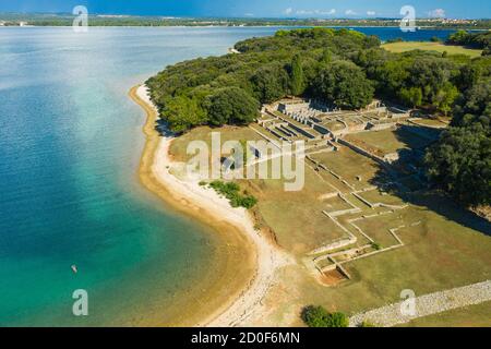 Vista aerea della baia di Verige con le rovine di Villa romana nel Parco Nazionale di Brijuni Foto Stock