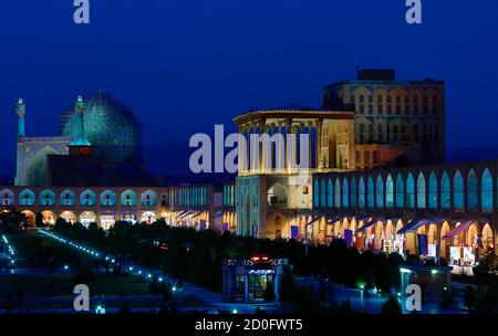 Kashan, Iran - 2019-04-14 - Naqshe Cehan Square dopo il tramonto durante l ora di blu. Foto Stock