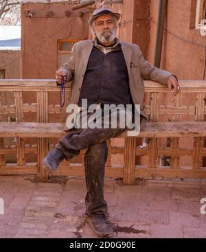 Kashan, Iran - 2019-04-14 - Uomo sorrisi per fotografo stranieri nel villaggio di Abyaneh. Foto Stock