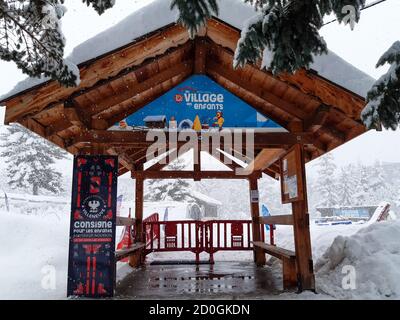 Serre Chevalier , Alpes / France - 09 20 2020 : ecole de ski francais esf logo e testo segno dello spazio ingresso bambini scuola di sci francese con w Foto Stock