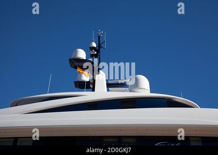 BARCELLONA, CATALOGNA / SPAGNA - 24 GENNAIO 2019: Bandiera della Spagna su uno yacht Foto Stock